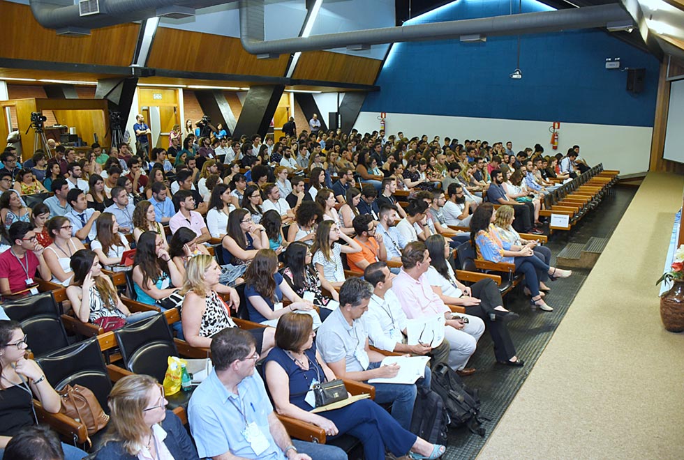 Auditório lotado com participantes do Pibic