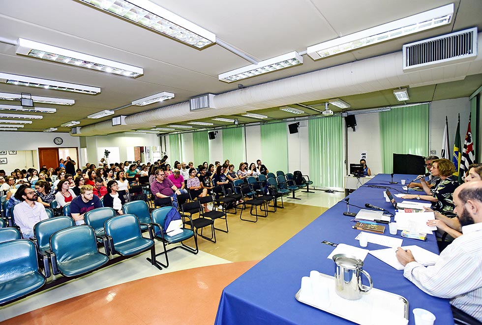 Evento com casa cheia no auditório da Faculdade de Educação