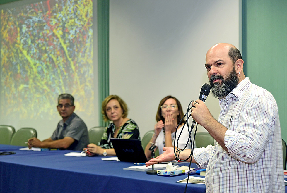 Mesa temática e debates sobre os desafios da formação de professores