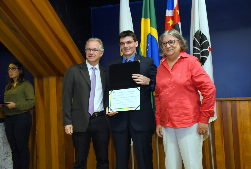 professor recebe premio