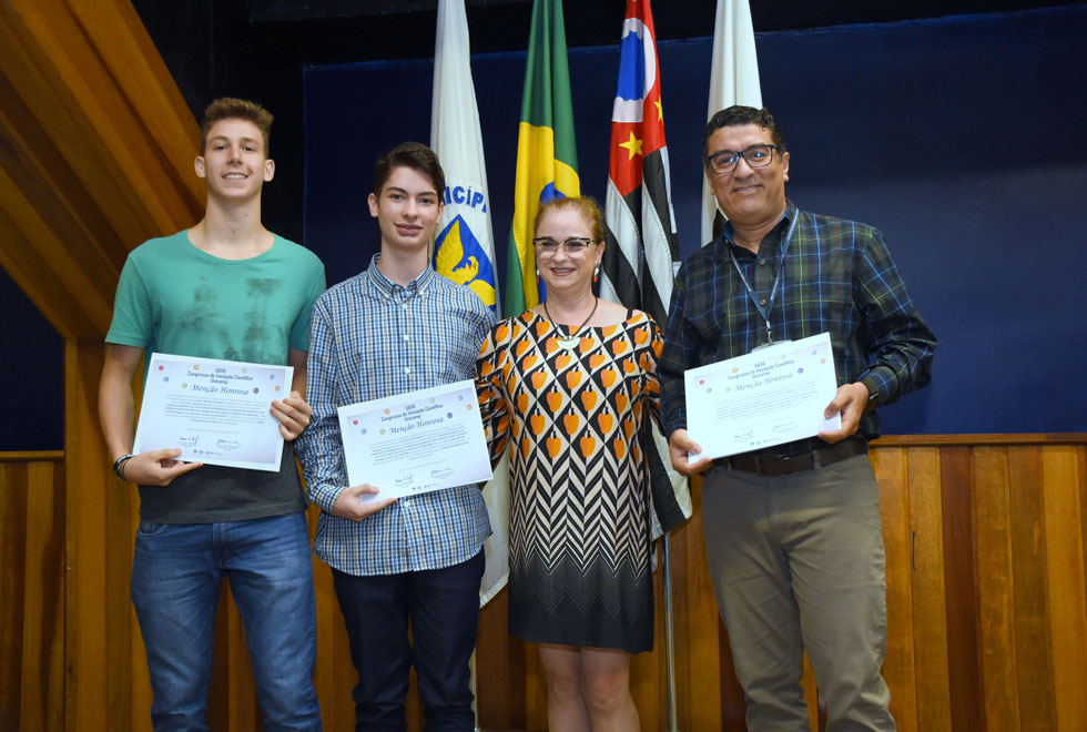 estudantes e professor recebem premio