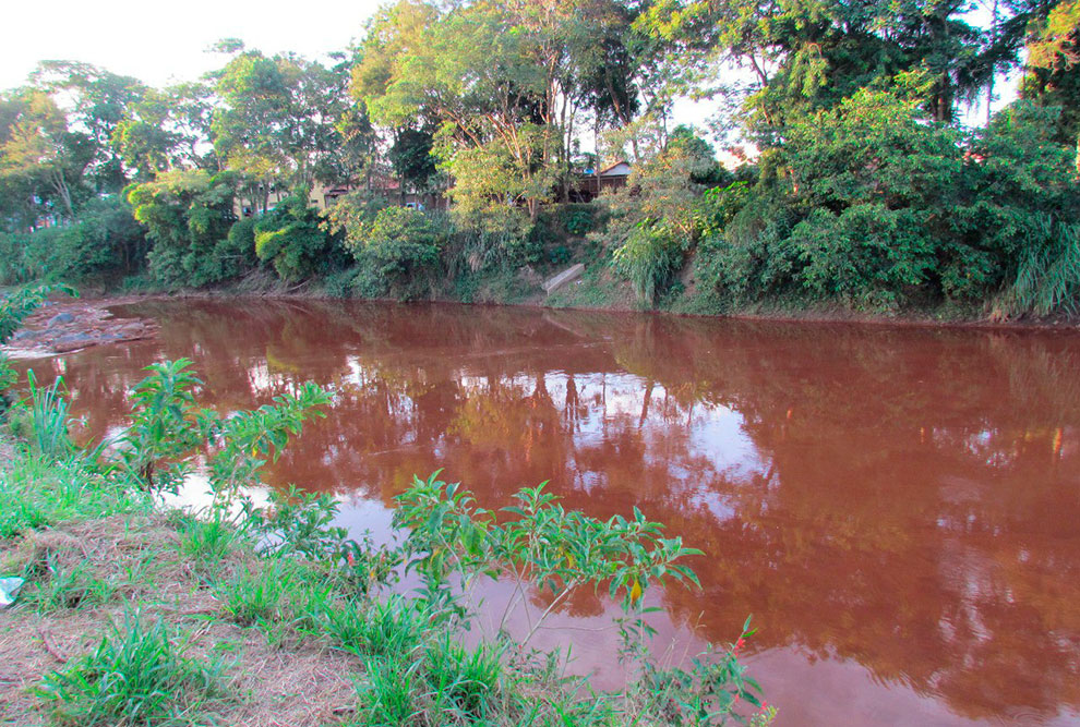 O rio Parauapebas, ao longo da cidade de Brumadinho, está com as águas turvas devido aos rejeitos em solução em suas águas