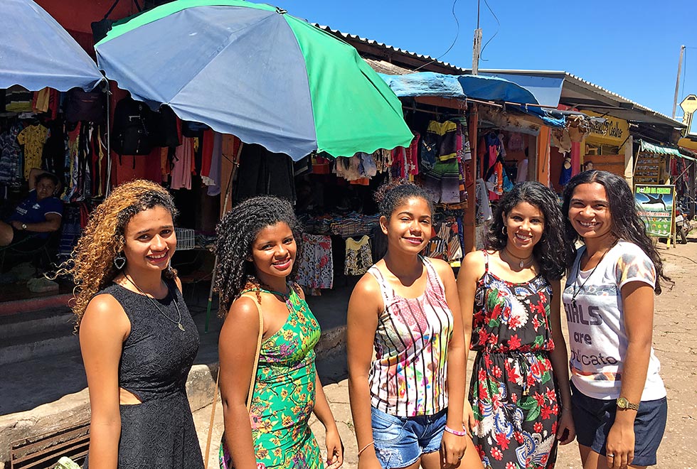 As cinco adolescentes que participam do filme em foto tirada na cidade de Codó. Vestem roupas despojadas e olham para a câmera sorrindo