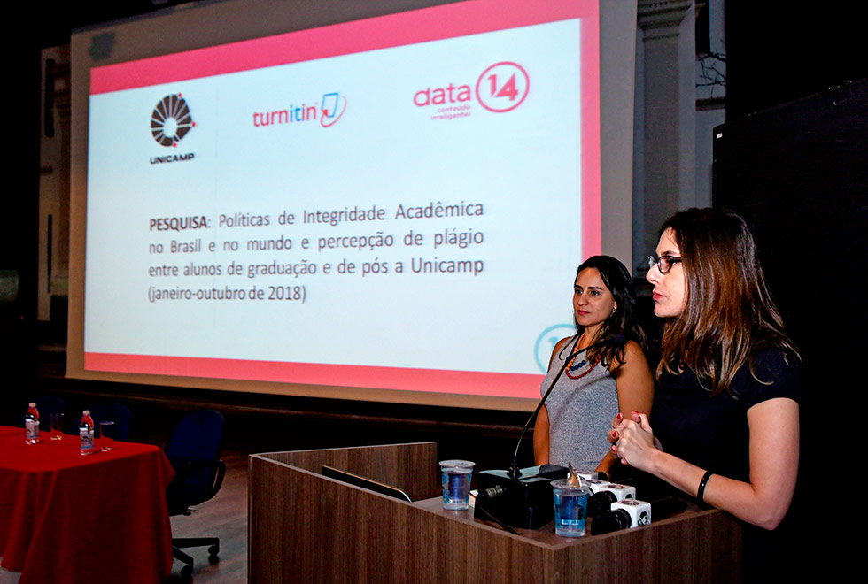 Sabine Righetti (em primeiro plano) e Ana Paula Morales apresentam os resultados da pesquisa