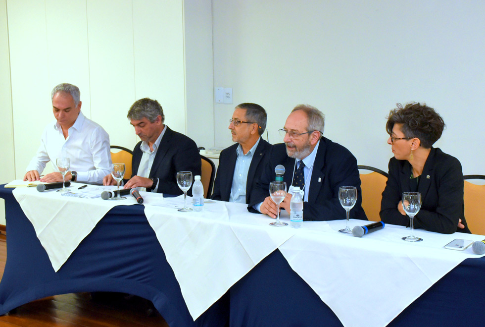 Mesa de abertura da reunião de delegados assessores da Associação de Universidades Grupo Montevidéu, com o professor José Alves de Freitas Neto, diretor do Observatório Latino-Americano (OLA) da Unicamp, representante da AUGM, professor Mariano Laplane, diretor executivo de Relações Internacionais da Unicamp, Álvaro Maglia, secretário executivo da AUGM, e Elena Brugioni, assessora da DERI da Unicamp