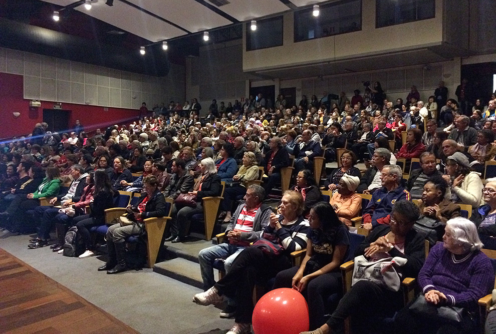 Público de meia-idade lota espaço do auditório da FCM