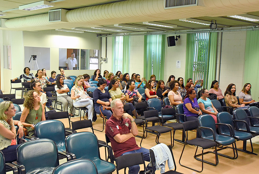 Público acompanha as palestras do seminário Leitura Inclusiva - O que é? Por quê? Como fazer?