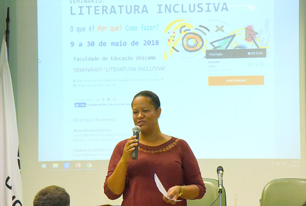 Simone Lucas Gonçalves de Oliveira, diretora da Biblioteca da Faculdade de Educação