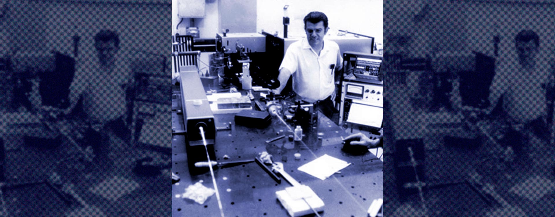 Porto em uma mesa de experimento com laser na Unicamp, na década de 1970  (Foto: Arquivo Central/Siarq Unicamp) 