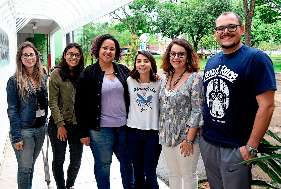 Foto mostra integrantes da equipe  do laboratório todos em pé e juntos