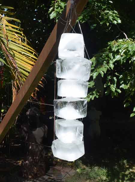 Sete blocos de gelo derretem durante a exposição, pontuando o tempo que é tema da mostra