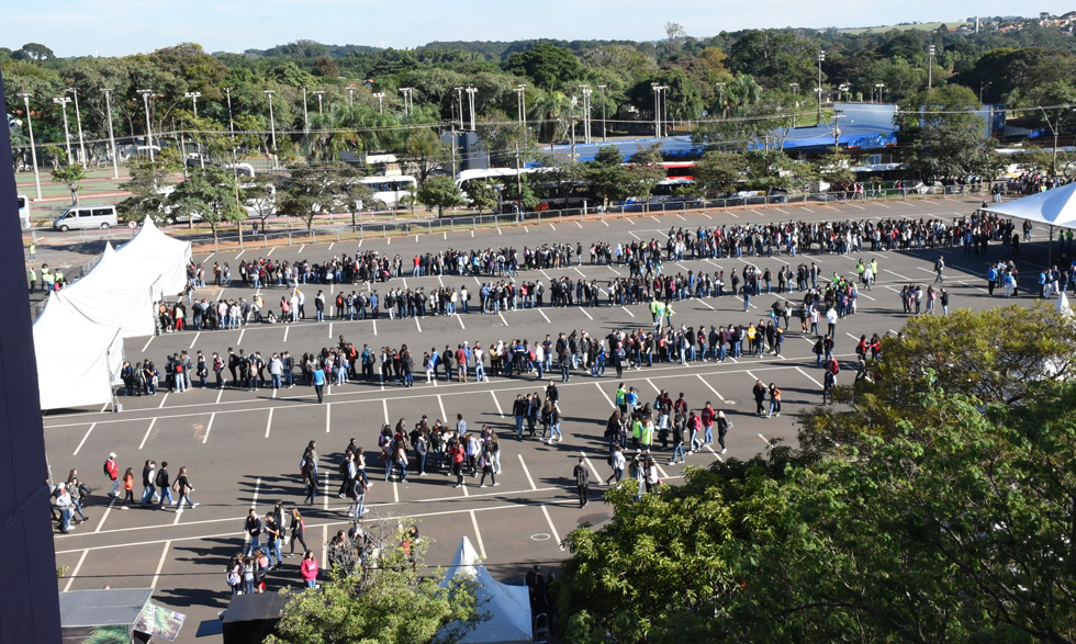 foto mostra estacionamento da biblioteca central da unicamp visto de cima com filas de alunos