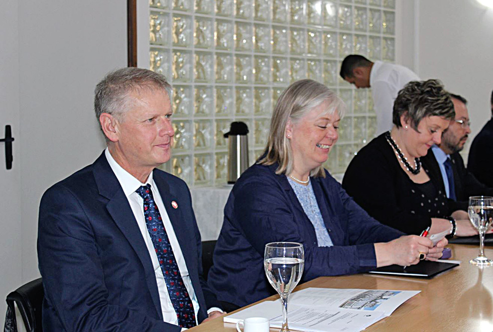 Colin Riordan, Nora de Leeuw e Anne Morgan, da Universidade de Cardiff