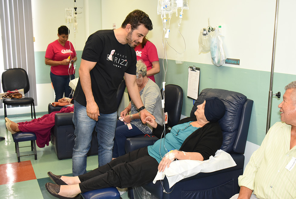O ator Di Rizzi visita pacientes com câncer no Caism