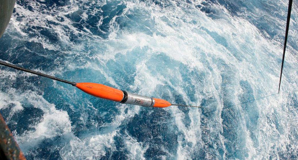 Repetidor óptico submarino lançado ao mar