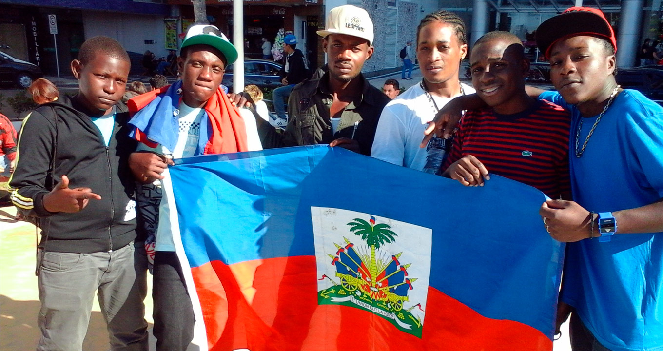 Haitianos em atividade cultural realizada na cidade catarinense de Balneário Camboriú: vida de privações