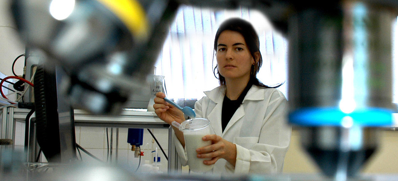 Pesquisadora em laboratório da Faculdade de Engenharia de Alimentos da Unicamp | Foto: Antoninho Perri