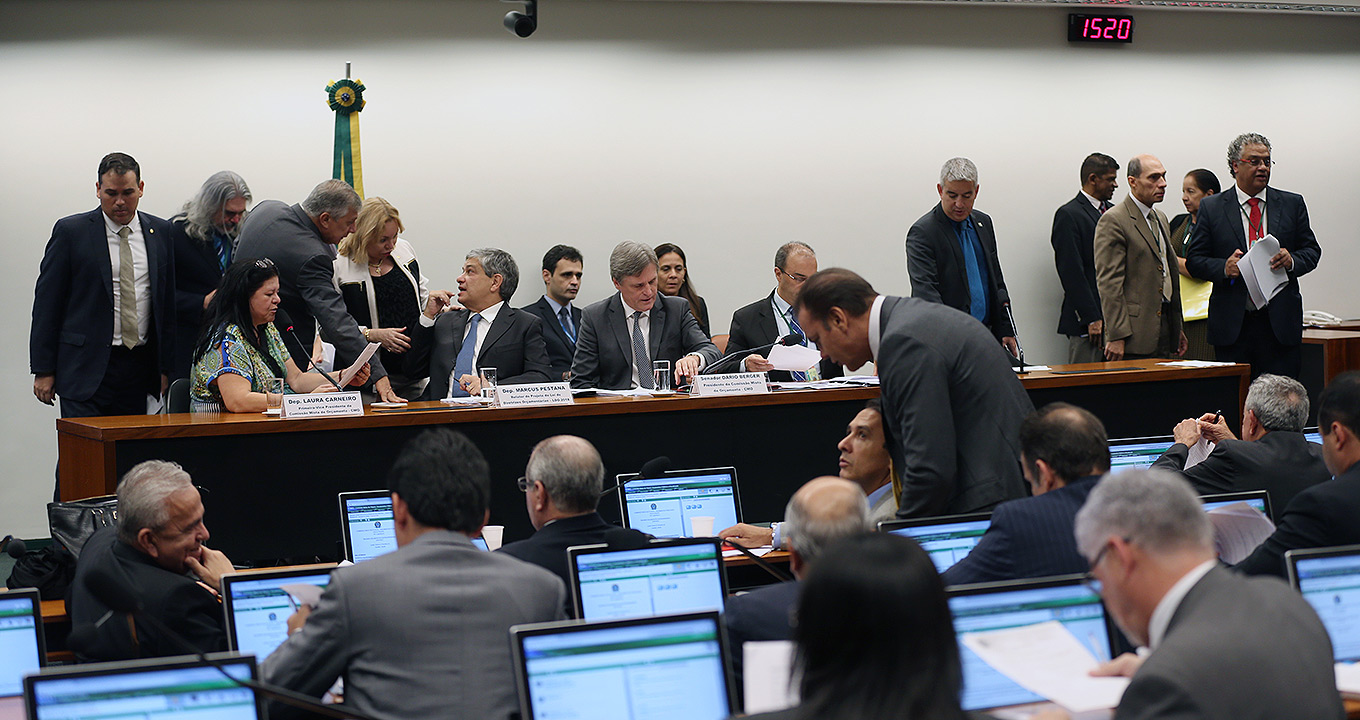 Reunião da Comissão Mista de Orçamento no Congresso: proposta de apenas R$700 milhões para o FNDCT Reunião da Comissão Mista de Orçamento no Congresso: proposta de apenas R$700 milhões para o FNDCT