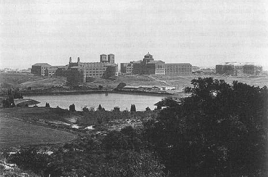 Vista parcial do campus da Universidade da Califórnia em 1929 | University of California Archives, Bancroft Library, University of California - Berkeley | Reprodução Vista parcial do campus da Universidade da Califórnia em 1929 | University of California Archives, Bancroft Library, University of California - Berkeley | Reprodução