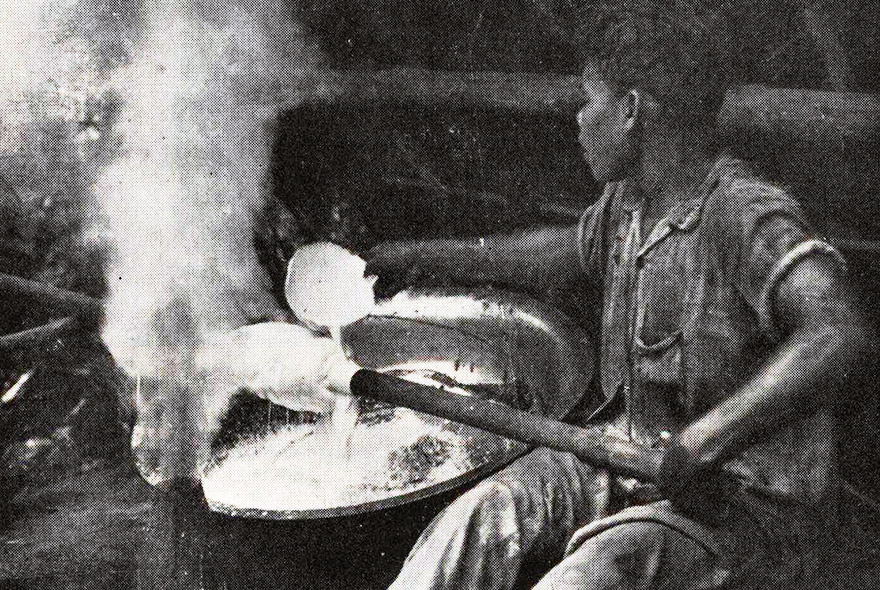 A defumação da borracha possibilitava transportar seiva do seringal aos portos de Manaus e Belém, e de lá para os EUA e a Europa | Fonte: O seringal e o seringueiro - Arthur Cesar Ferreira Reis (1953)