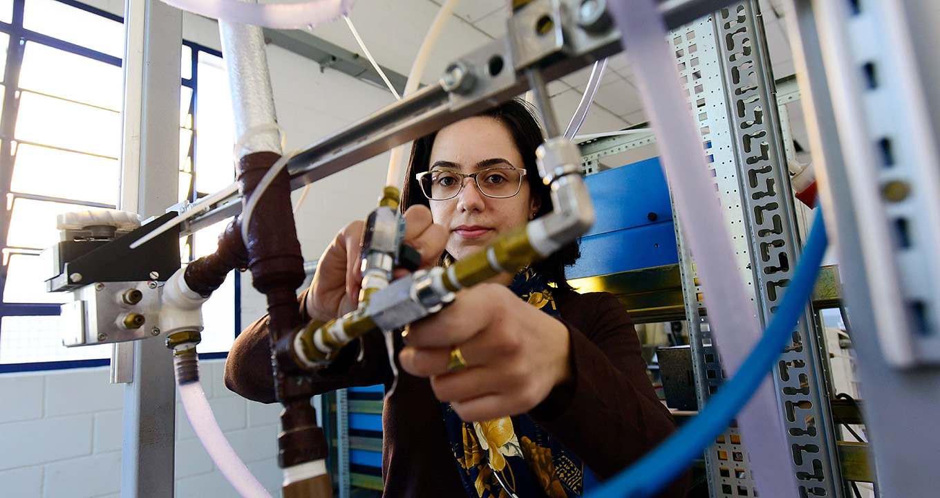 A engenheira química Bárbara Maria Borges Ribeiro e o incinerador desenvolvido por ela 