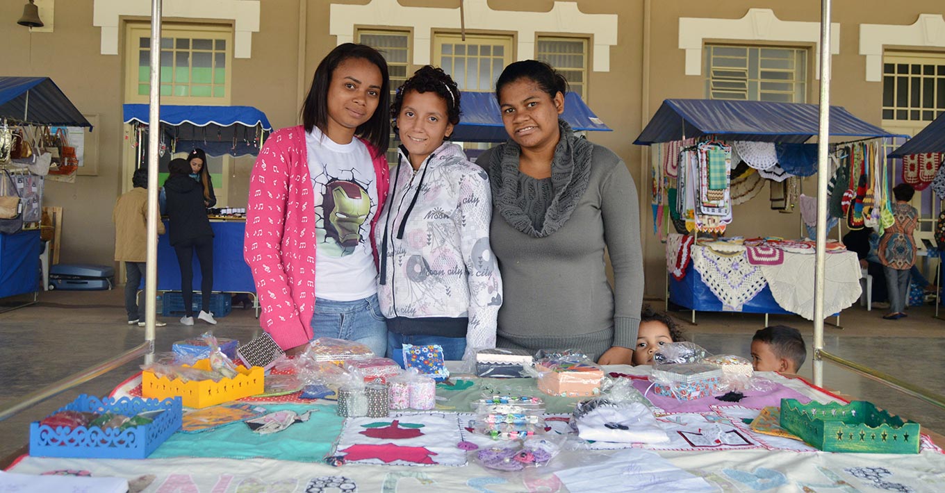 Moradoras da ocupação Joana D’Arc durante a Feira Cultural realizada no final de setembro na gare do CIS-Guanabara Moradoras da ocupação Joana D’Arc durante a Feira Cultural realizada no final de setembro na gare do CIS-Guanabara
