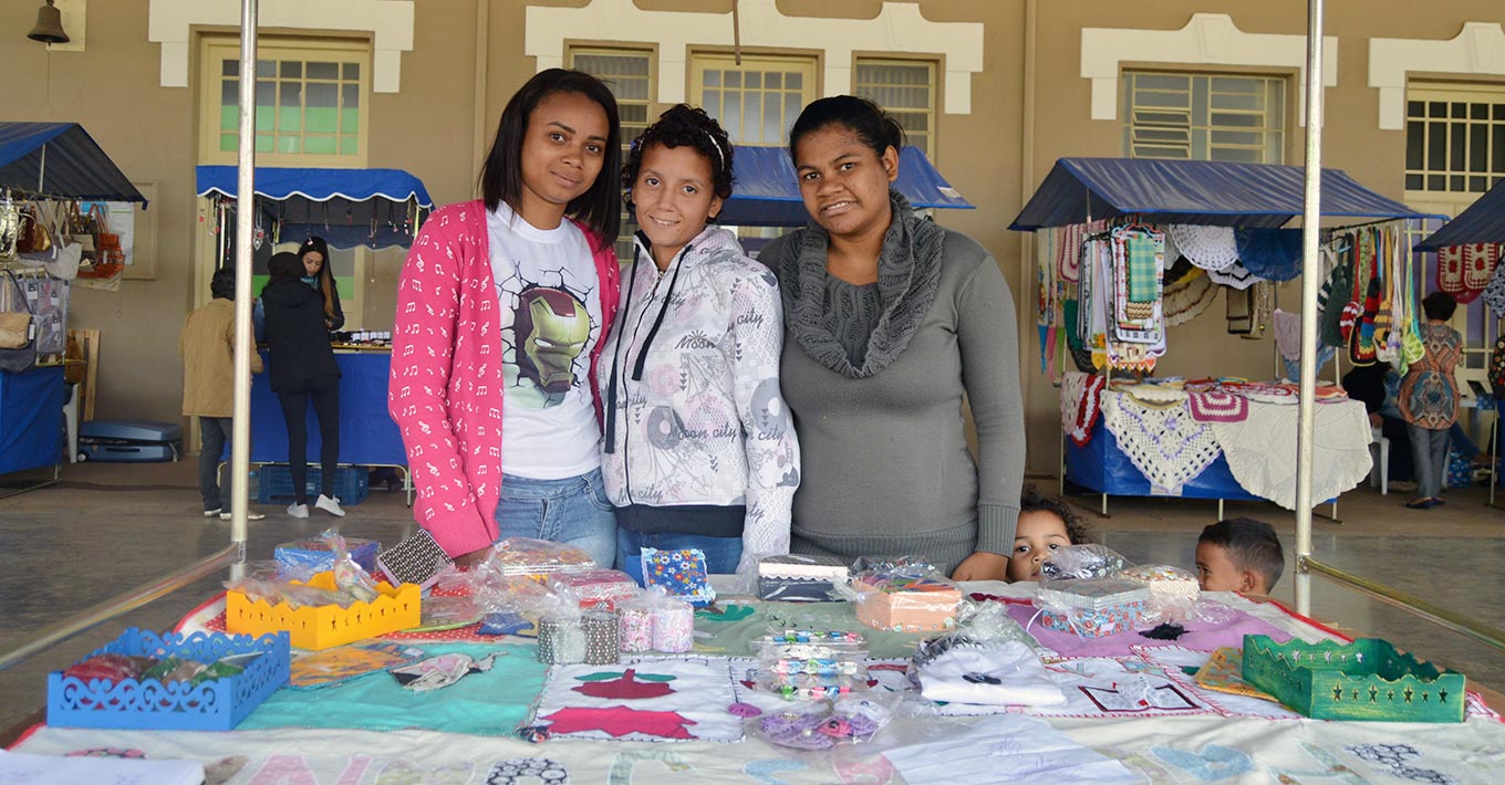 Moradoras da ocupação Joana D’Arc durante a Feira Cultural realizada no final de setembro na gare do CIS-Guanabara