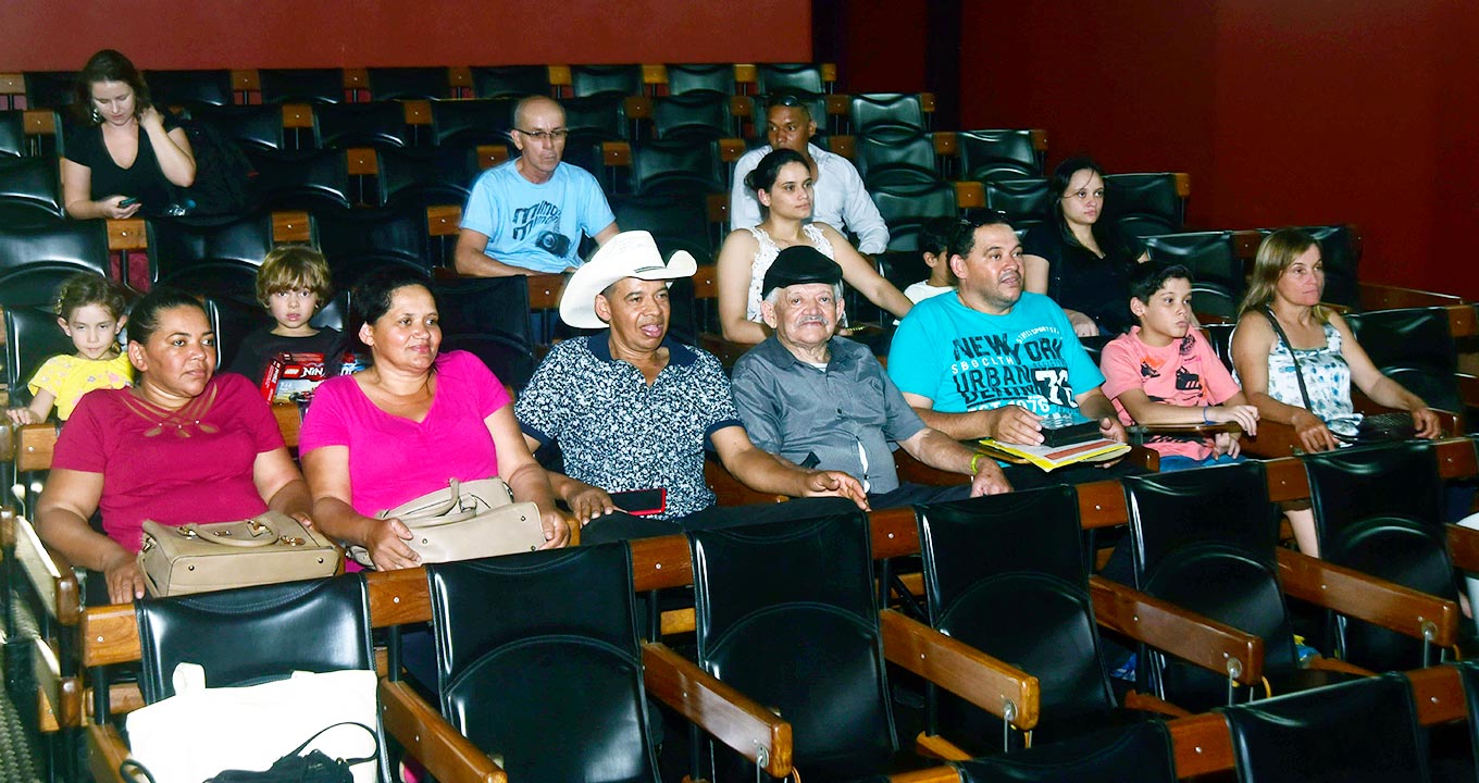 O agricultor João Souza (ao centro, na primeira fileira) e família momentos antes da exibição, na Casa do Lago da Unicamp, do documentário “Cooperacra – Cooperativa da Agricultura Familiar e Agroecológica”