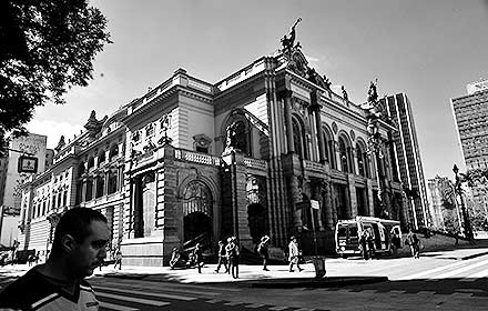 Fachada do Teatro Municipal de São Paulo: cartão postal da cidade | Foto: Antonio Scarpinetti