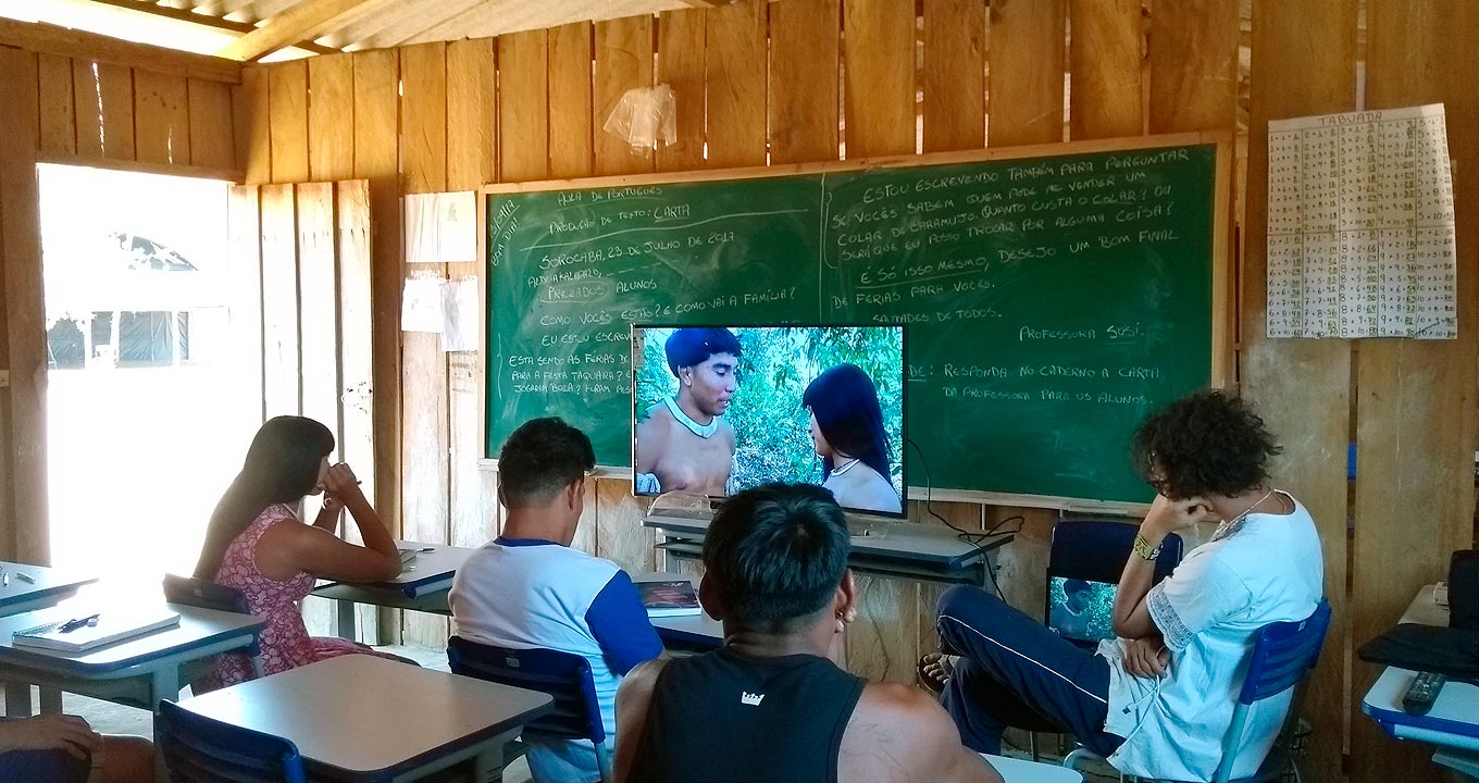Aula com recurso audiovisual na Escola Estadual Indígena Central Aiha