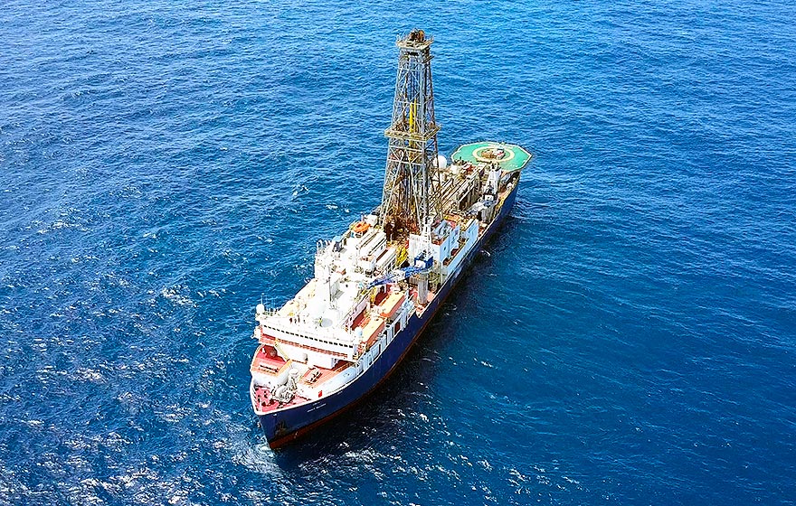 Foto do navio JOIDES Resolution feita com drone por Gabriel Tagliaro da expedição Foto do navio JOIDES Resolution feita com drone por Gabriel Tagliaro da expedição