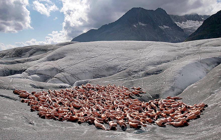 Voluntários posam nus, na geleira de Aletsch, nos Alpes suíços, durante campanha ambiental sobre o aquecimento global, em 2007 | Foto: Reprodução | Greenpeace Voluntários posam nus, na geleira de Aletsch, nos Alpes suíços, durante campanha ambiental sobre o aquecimento global, em 2007 | Foto: Reprodução | Greenpeace