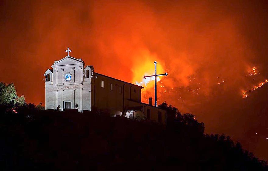 Incêndio provocado por onda de calor na Itália | Foto: Marco Vancini | tbglobalist.com Incêndio provocado por onda de calor na Itália | Foto: Marco Vancini | tbglobalist.com