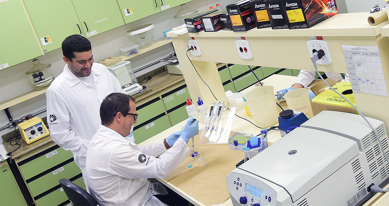 O professor Daniel Martins-de-Souza (em pé), coordenador da pesquisa, no Laboratório de Neuroproteômica | Foto: Antonio Scarpinetti