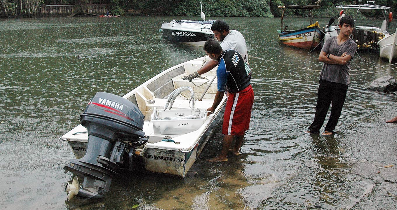 Pescadores chegando do mar no litoral norte de São Paulo