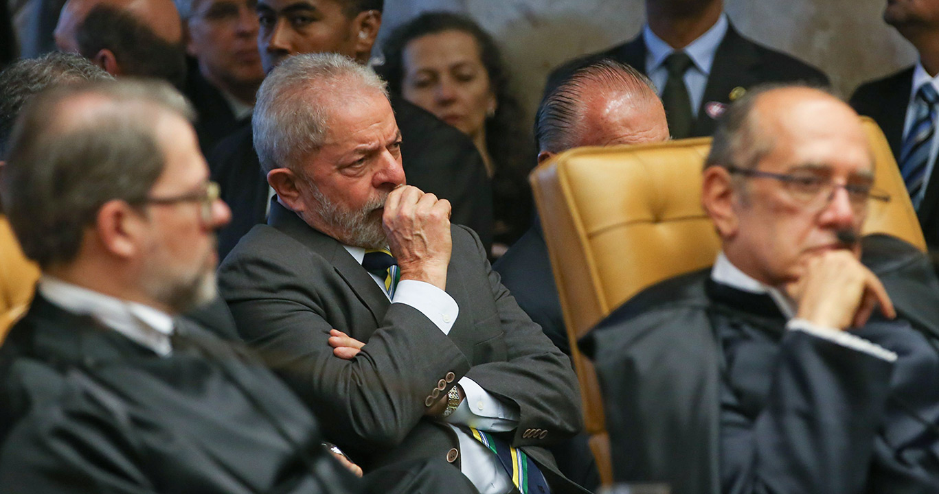 Lula é fotografado entre Dias Toffoli e Gilmar Mendes na cerimônia de posse da presidente do STF Cármen Lúcia (Wilson Dias/Agência Brasil)