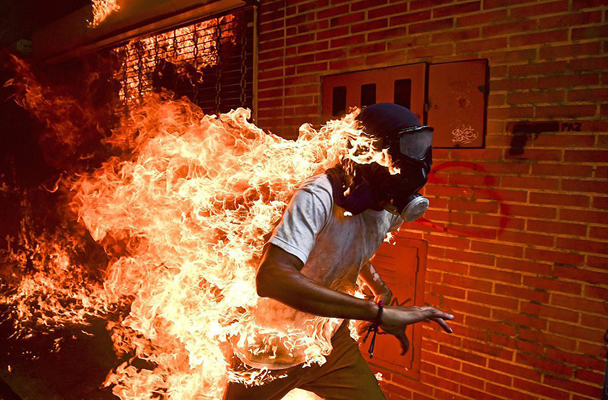 Um manifestante em chamas durante confrontos com policiais durante um protesto contra o presidente venezuelano Nicolás Maduro, em Caracas (Venezuela), no dia 3 de maio de 2017. Foto indicada nas categorias 'Foto do Ano' e 'Temas da atualidade', feita pelo fot ógrafo Romaldo Schemidt, da agência France Presse (AFP) Um manifestante em chamas durante confrontos com policiais durante um protesto contra o presidente venezuelano Nicolás Maduro, em Caracas (Venezuela), no dia 3 de maio de 2017. Foto indicada nas categorias 'Foto do Ano' e 'Temas da atualidade', feita pelo fot ógrafo Romaldo Schemidt, da agência France Presse (AFP)