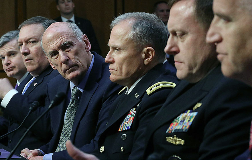 Da esquerda para a direita: Christopher Wray, diretor do FBI, Mike Pompeo, diretor da CIA, Dan Coats, Diretor da National Intelligence, Robert Ashley, diretor da Defense Intelligence Agency, Michael Rogers, diretor da NSA, e Robert Cardillo, diretor da National Geospatial Intelligence Agency, testemunhando diante da Comissão de Inteligência do Senado dos EUA, em 13 de fevereiro de 2018 | Foto: Reprodução | Kazu.org Da esquerda para a direita: Christopher Wray, diretor do FBI, Mike Pompeo, diretor da CIA, Dan Coats, Diretor da National Intelligence, Robert Ashley, diretor da Defense Intelligence Agency, Michael Rogers, diretor da NSA, e Robert Cardillo, diretor da National Geospatial Intelligence Agency, testemunhando diante da Comissão de Inteligência do Senado dos EUA, em 13 de fevereiro de 2018 | Foto: Reprodução | Kazu.org