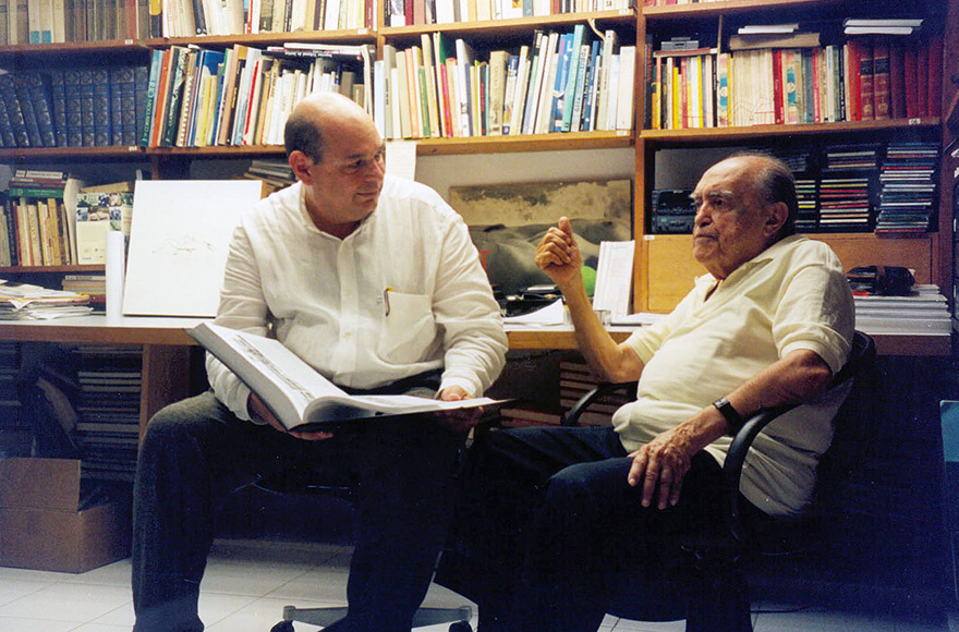 Valle e Niemeyer durante encontro, no Rio, em 2001 | Foto: Antonio da Costa Santos