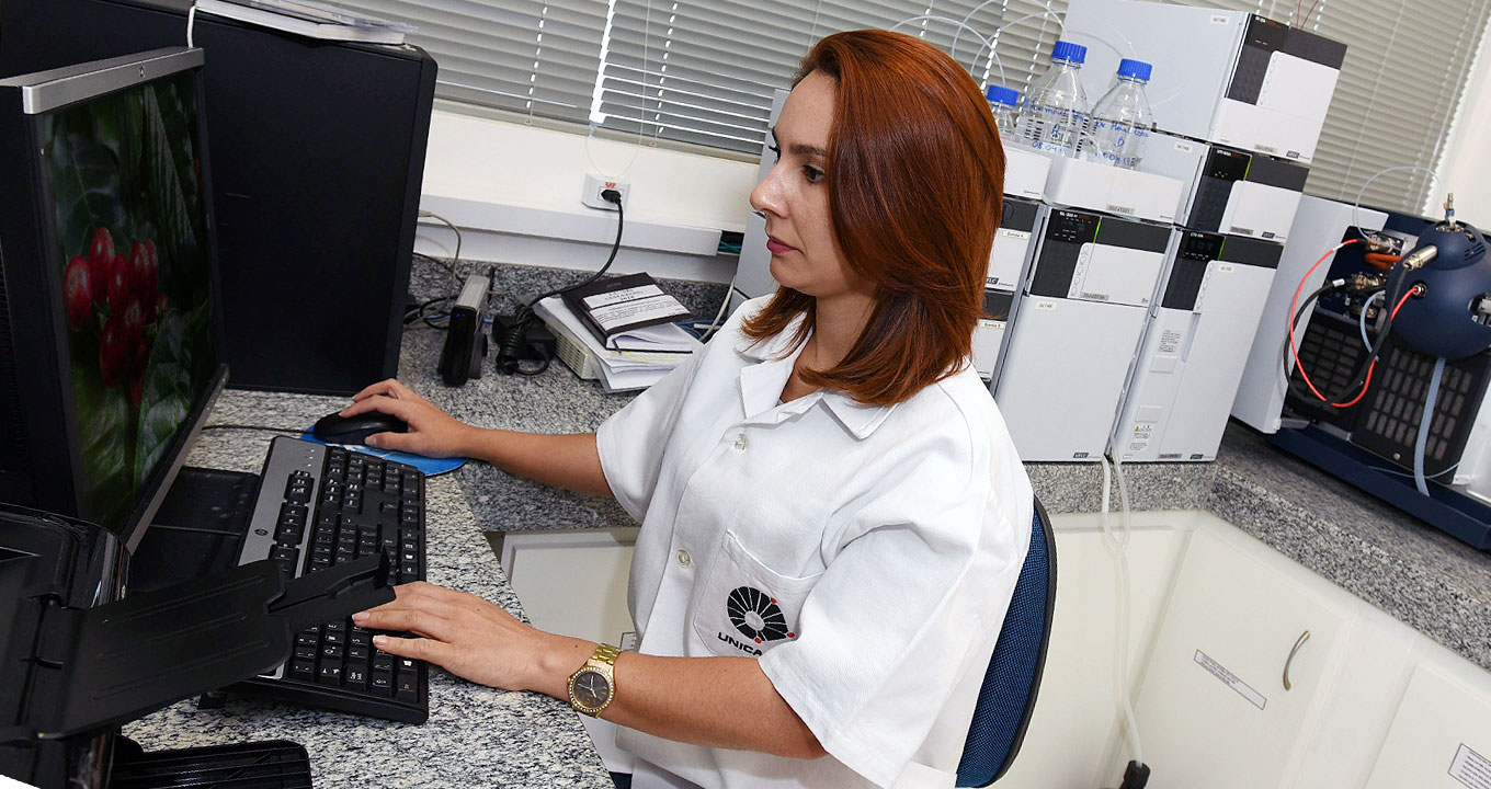 Wanessa Faria, autora da pesquisa, em laboratório da Faculdade de Engenharia de Alimentos: trabalho gerou pedido de registro de patente | Foto: Antonio Scarpinetti