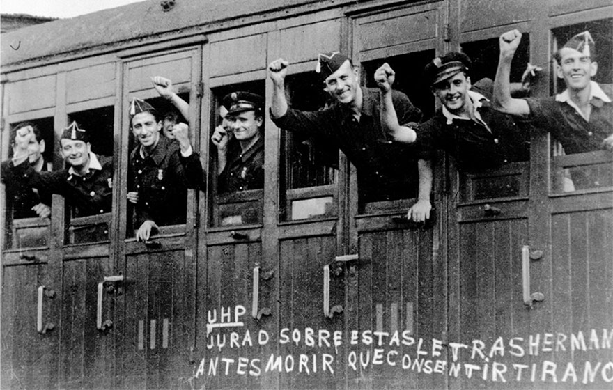 Republicanos partindo de Barcelona para a frente de Aragão – agosto de 1936 | Robert Capa Republicanos partindo de Barcelona para a frente de Aragão – agosto de 1936 | Robert Capa