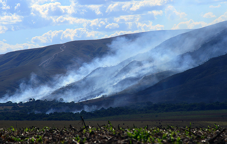 Incêndio na Serra da Canastra, em Minas Gerais: biomas ameaçados | Foto: Antonio Scarpinetti Incêndio na Serra da Canastra, em Minas Gerais: biomas ameaçados | Foto: Antonio Scarpinetti