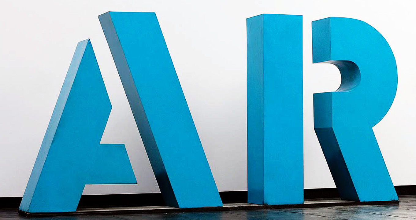 Rubens Gerchman, “Ar”, 174x350x39.5 cm, Madeira e fórmica, MASP, 1967-72. | Imagem: Reprodução | Reprodução Audiodescrição: Imagem estilizada e em perspectiva da letra a e da letra r, bastante ampliadas e em tom de azul. Elas são elaboradas em madeira e parecem apoiadas sobre alguma superfície preta. Imagem 1 de 1.