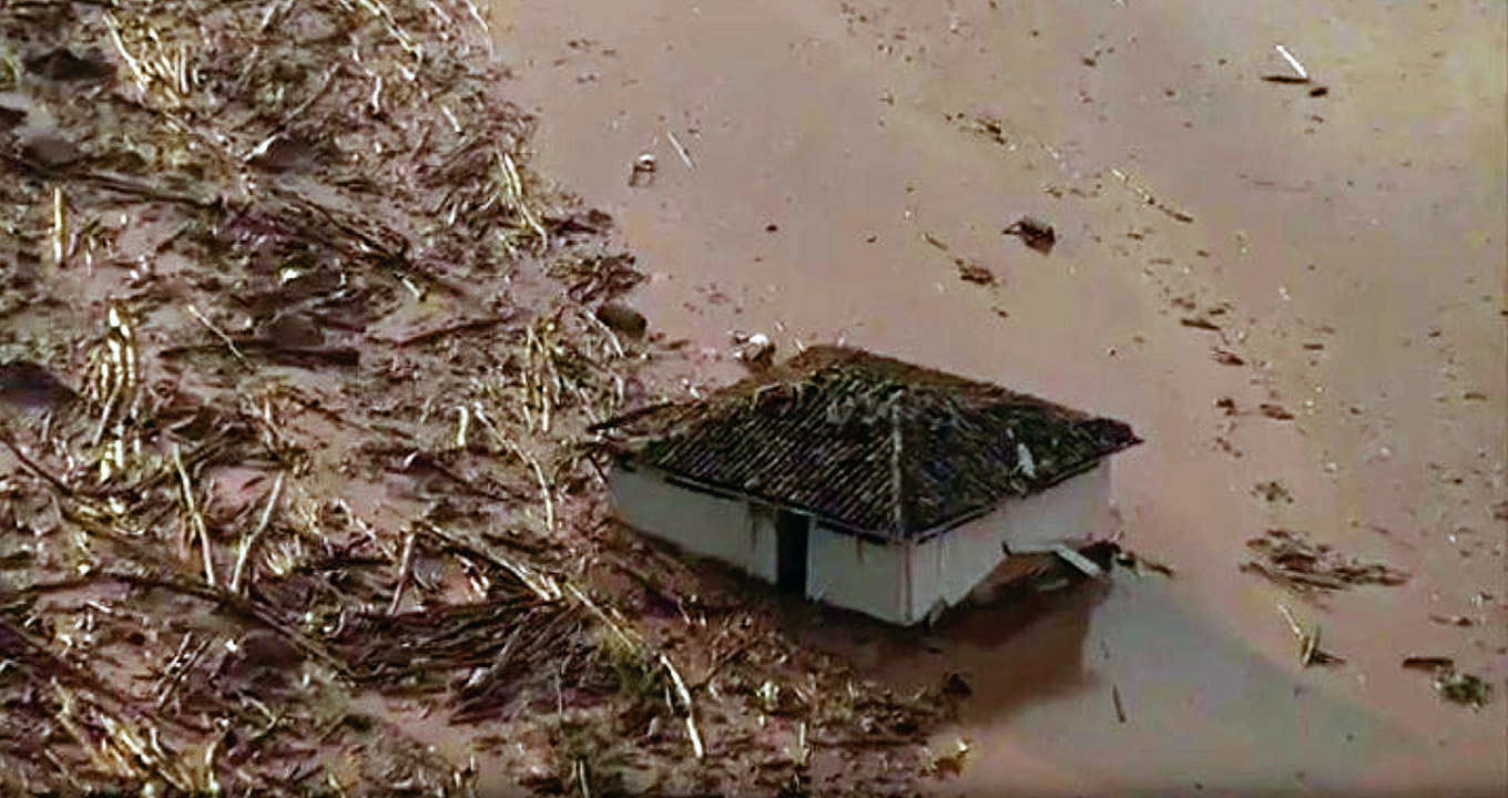 Casa ilhada pelo “rio de lama” | Imagem: Reprodução