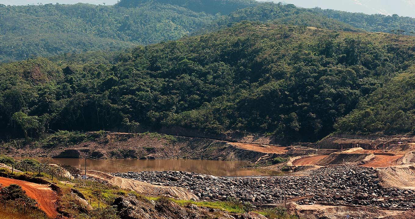 Obras contínuas para contenção da lama em Bento Rodrigues, julho de 2016 | Foto: Fabiana Grassano, arquivo de viagem