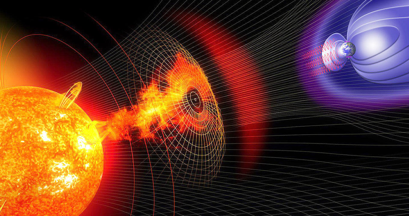 Audiodescrição: ilustração com representação gráfica dos efeitos do clima espacial na Terra, onde há, no canto inferior esquerdo, parte do Sol, em imagem aproximada de sua superfície, permitindo ver uma explosão com fogo saindo da superfície e projetando-se para a direita. Há vários traçados paralelos em várias direções, iguais a meridianos em toda tela. No canto superior direito, em tamanho reduzido, o planeta Terra. As cores prevalecentes na ilustração são amarelo, laranja, vermelho e roxo. Imagem 1 de 1.