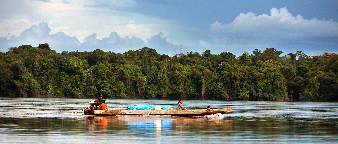 Indígenas no Rio Negro na altura do município amazonense de São Gabriel da Cachoeira | Foto: Antonio Scarpinetti