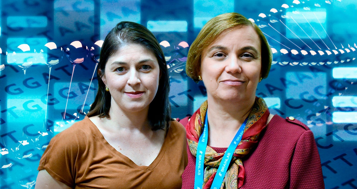 A médica Joana Prota à esq.), autora do parecer e a professora Iscia Cendes-Lopes, orientadora do doutorado | Foto: Antoninho Perri | Imagens: sxc.hu Audiodescrição: montagem com fotos e ilustrações, sendo, em primeiro plano, imagem frontal e de busto de duas mulheres, uma ao lado da outra, com olhar voltado para a lente da câmara. Ao fundo, em tom azul, ilustrações integradas misturando linhas com várias letras, dispostas horizontalmente, esferas brilhantes e luzes. Imagem 1 de 1.