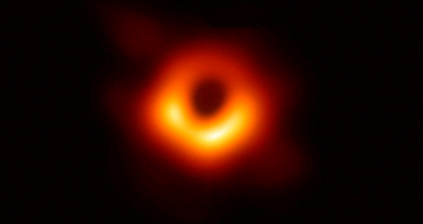 Primeira imagem de um buraco negro, obtida este ano | Imagem: Reprodução