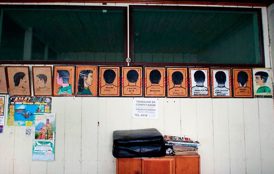 Modelos de corte em salão de beleza na cidade colombiana de Letícia | Foto: Juan Pratgniestós